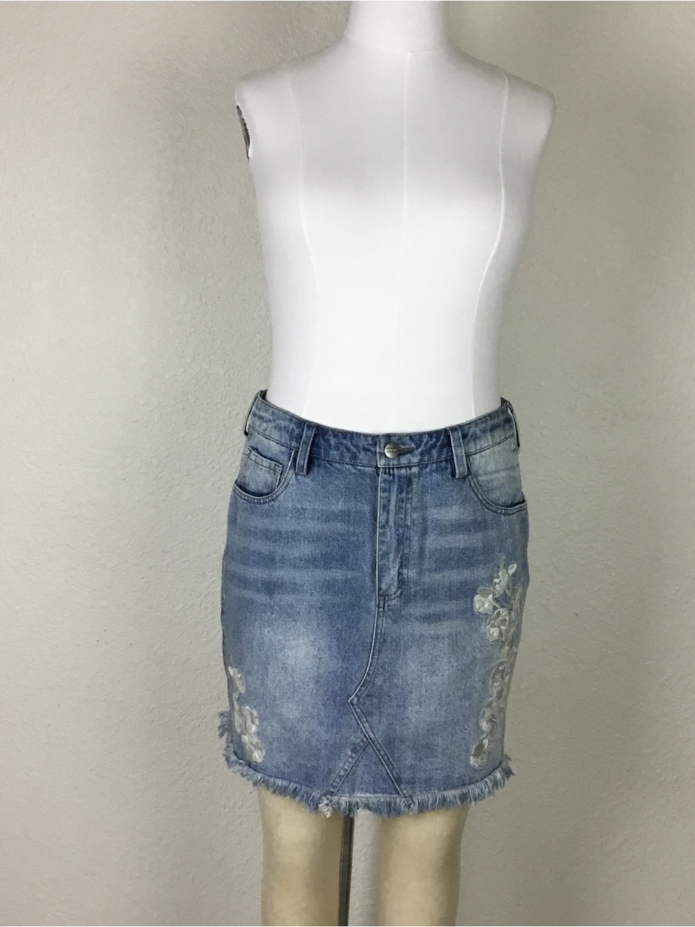Light Wash Denim Skirt with Floral Embroidery Buffalo David Bitton Sz 29